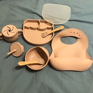 Super adorable rubber baby dish set